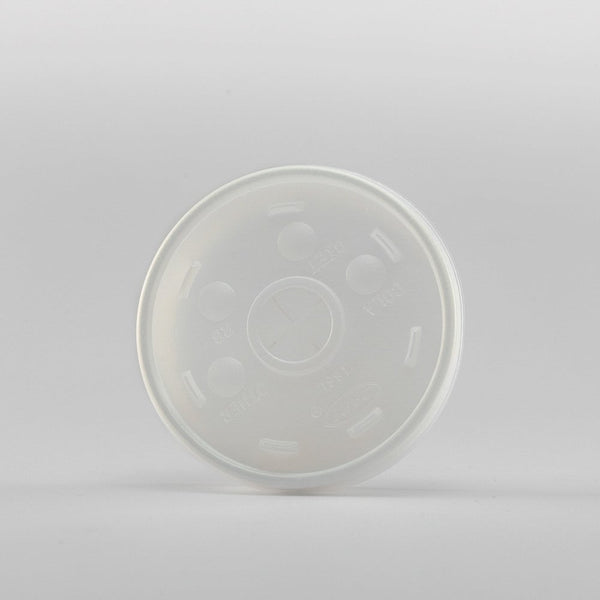 Tapa plástica transparente con ranura en el centro bebidas que requieran popote. Ideal para vaso térmicos 14J16